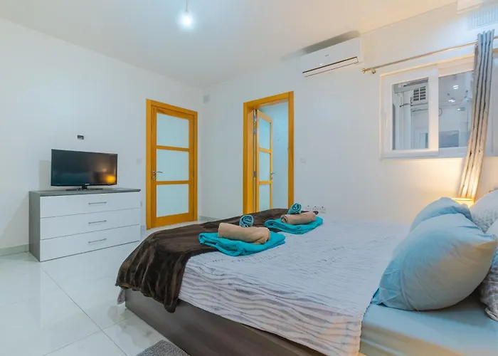 New Spacious Apartment 3 Bdr 2 Bth Bugibba