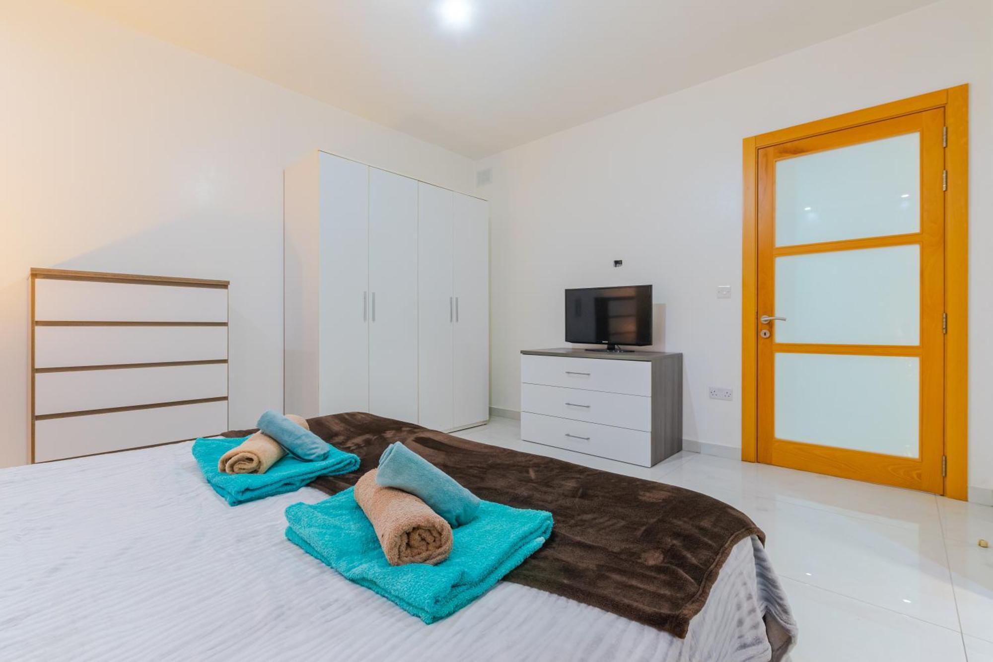 New Spacious 3 Bdr 2 Bth Bugibba * St. Paul's Bay